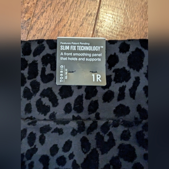 NWT Torrid leopard pixie black slim fix Pants  Sz 10 M/L  or 1x - Picture 16 of 16